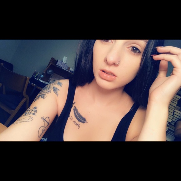 Meet your Posher, Alyssa - Picture 2 of 2